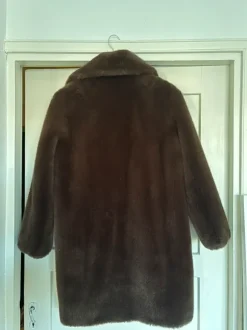 Tummanruskea tekoturkki