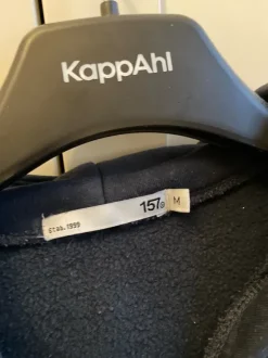 Tummansininen huppari