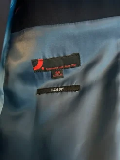 Tummansininen miesten puku