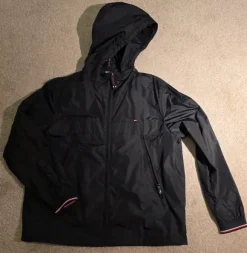 Tummansininen miesten tuulitakki