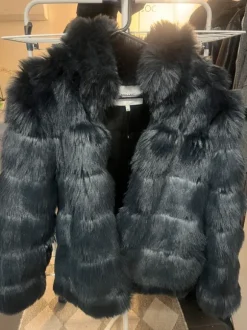 Tummansininen tekoturkis