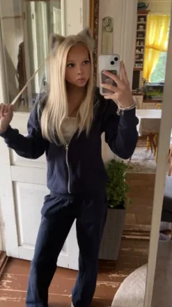 Tummansininen vetoketju huppari