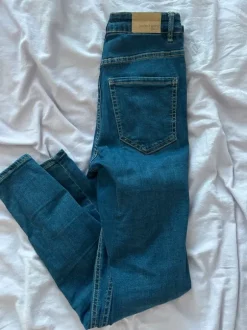 Tummansiniset farkut