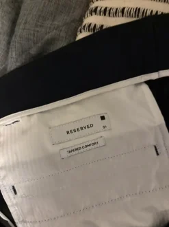 Tummansiniset suorat housut