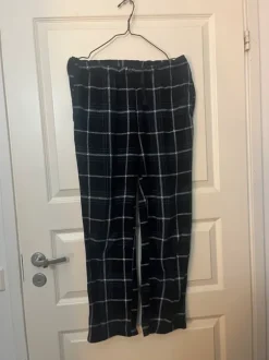 Tummansiniset yö housut