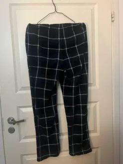 Tummansiniset yö housut