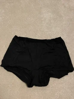 Twerk with Tinze shortsit