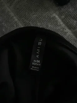 Tyylikäs musta juhlahaalari strasseilla