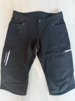 Ulkoilushortsit, Peak Performance