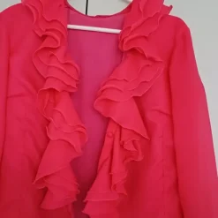 Uniikki röyhelöpaita