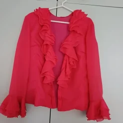 Uniikki röyhelöpaita