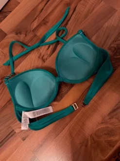 Uudet bikinin yläosat