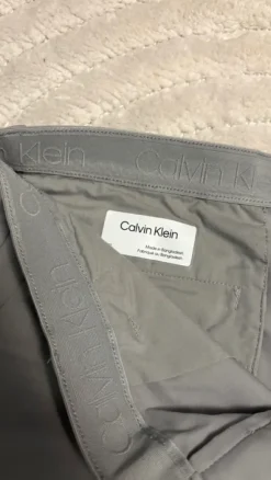 Uudet Calvin Klein shortsit, koko 33