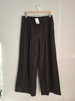 Uudet H&M väljät pull-on housut, M/L