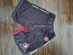 Uudet käyttämättömät shortsit koko M