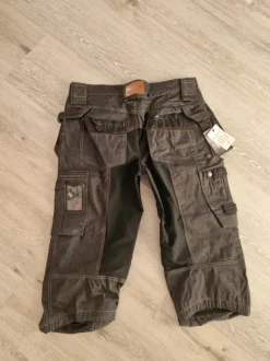 Uudet riipputaskuhousut (54)