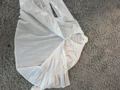 Uusi valkoinen kauluspaita