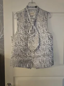 Vaalea DOT England liivi ja kravaatti (40)