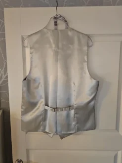 Vaalea DOT England liivi ja kravaatti (40)