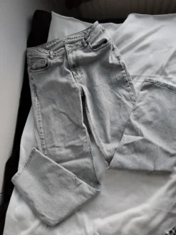 Vaalean harmaat farkut