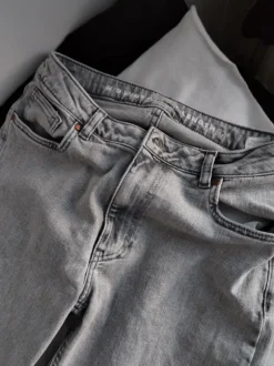 Vaalean harmaat farkut