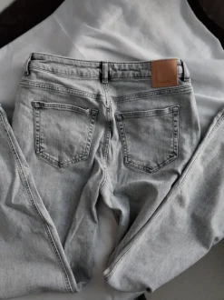 Vaalean harmaat farkut