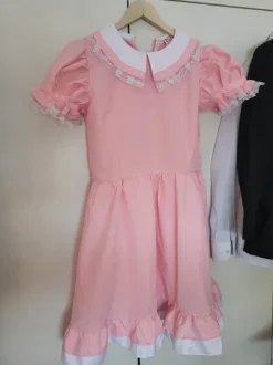 Vaaleanpunainen meidomekko