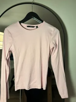 Vaaleanpunainen paita