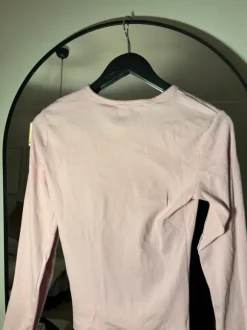 Vaaleanpunainen paita