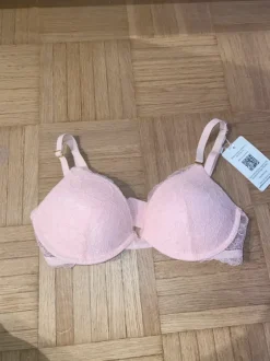 Vaaleanpunaiset pitsi rintaliivit