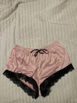 Vaaleanpunaiset pitsishortsit L/XL