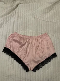 Vaaleanpunaiset pitsishortsit L/XL