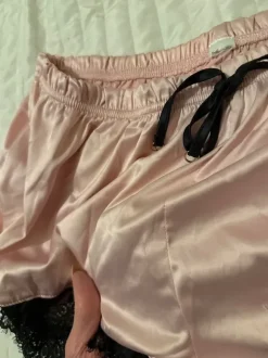 Vaaleanpunaiset pitsishortsit L/XL