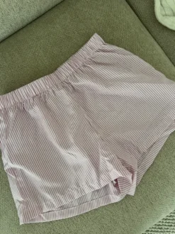 vaaleanpunaiset shortsit