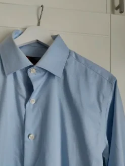 Vaaleansininen kauluspaita