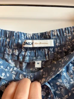 Vaaleansininen kukkahame