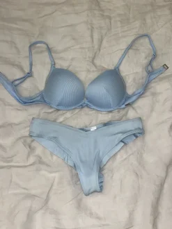 Vaaleansiniset bikinit