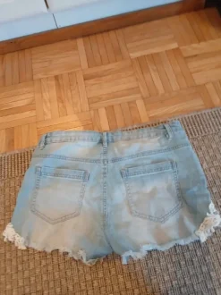 vaaleansiniset farkkushortsit