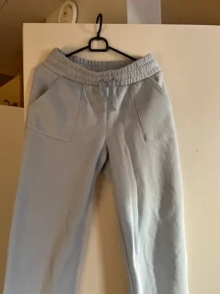 Vaaleansiniset gollegehousut