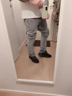 Vaalien harmaat farkut.