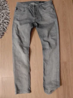 Vaalien harmaat farkut.