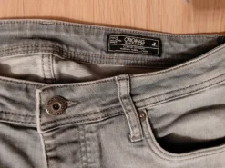 Vaalien harmaat farkut.