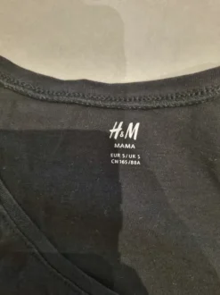 Valkoinen ja musta äitiyspaita