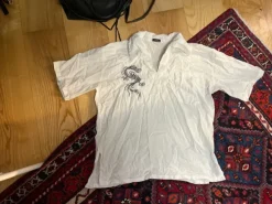 valkoinen kauluspaita