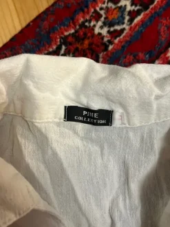 valkoinen kauluspaita