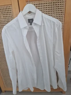 valkoinen kauluspaita