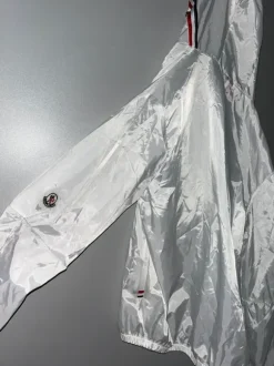 Valkoinen moncler tuulitakki. M koko mutta fittaa S.