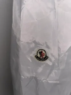 Valkoinen moncler tuulitakki. M koko mutta fittaa S.