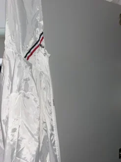 Valkoinen moncler tuulitakki. M koko mutta fittaa S.