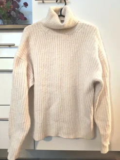 Valkoinen paksu villapaita